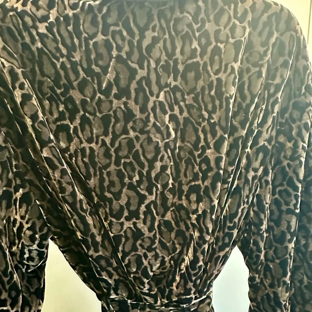 Natori Leopard Print Robe - Picture 4 of 8